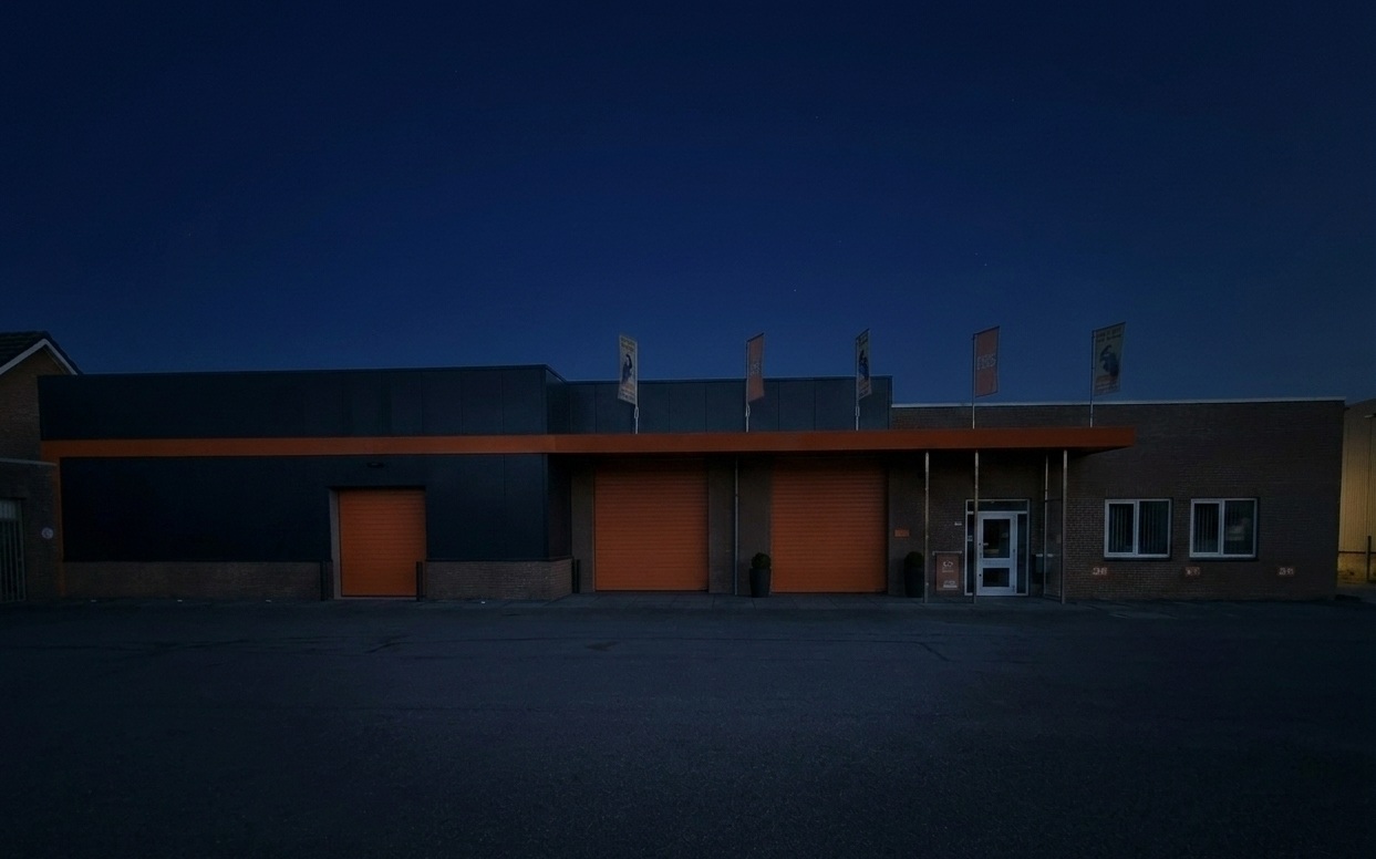 Voorgevel James Box Huissen in de nacht